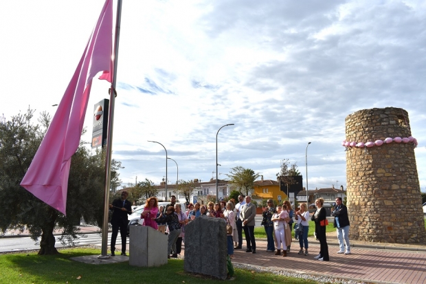 El alcalde junto a representantes de AMEFA, de la AECC y de ASCOAL iza la bandera rosa contra el cáncer de mama 