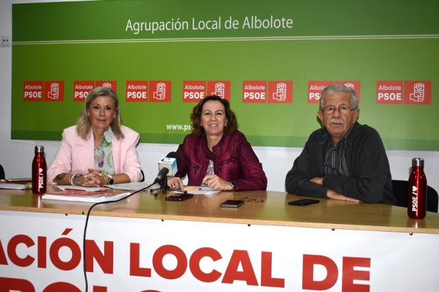 La secretaria general del PSOE de Albolote, Esther Carvajal, en rueda de prensa 