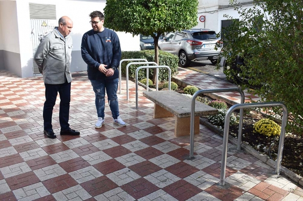 Los concejales José M. Rodríguez y Juanjo Martínez visitan uno de los aparcabicicletas frente al cementerio de Albolote.