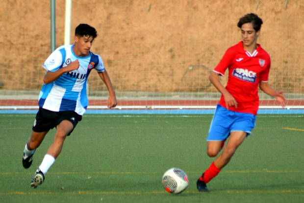 Una jugada del partido que disputó el equipo cadete de Primera Andaluza ante el CD Estepona (J. PALMA)