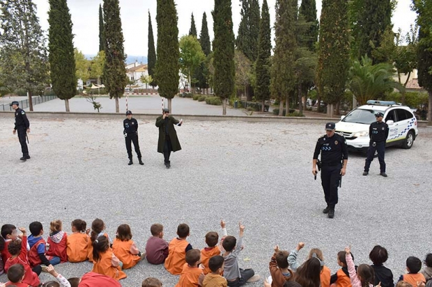 Varios momentos de la puesta en escena de la presentación del proyecto en el patio del colegio.