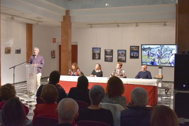 Acto de clausura del 25 aniversario del Club El Bastón en la Casa de la Cultura. Abajo, varios visitantes contemplan las fotos de la muestra.