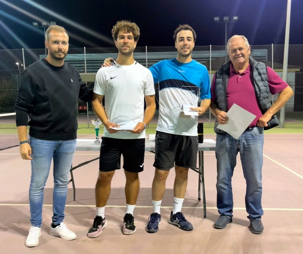 Jesús Casado, de blanco, junto a Ángel Pérez. A los lados Rafa Orihuela Ruiz, presidente y Rafael Orihuela Barea, secretario técnico del club, respectivamente