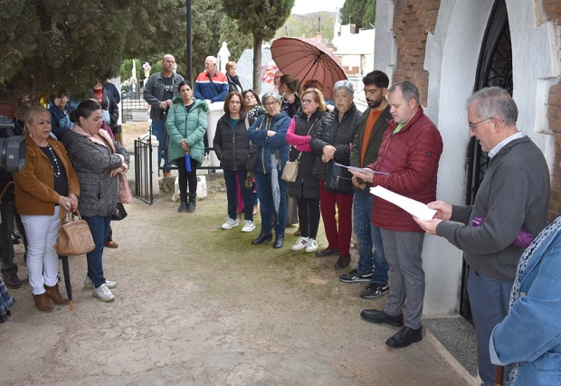 Numerosos fieles participaron el jueves 2 de noviembre en el responso de los fieles difuntos en el cementerio de Albolote.
