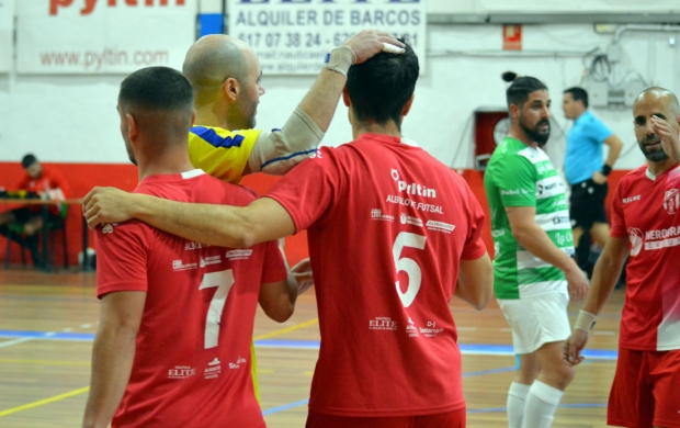 Los jugadores del Albolote Herogra celebran un tanto ante el Bélmez Atlético (J. PALMA)