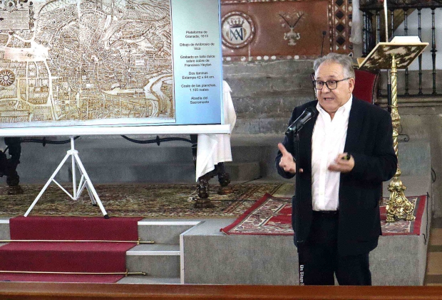 El catedrático Rafael López-Guzmán durante su conferencia en la Iglesia de Albolote y detrás en la pantalla, la Plataforma de Vico, primer plano de la Ciudad de Granada