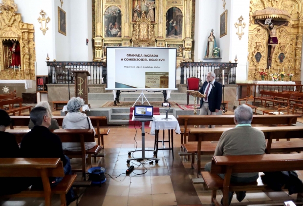 Un momento de la conferencia del profeso  Miguel Luis López Guadalupe-Muñoz en el interior de la Iglesia de la Encarnación de Albolote 