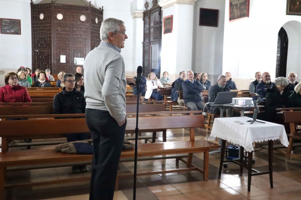 El profesor Gómez-Moreno Calera durante su conferencia en la iglesia de Albolote, que registró una magnífica participación de público