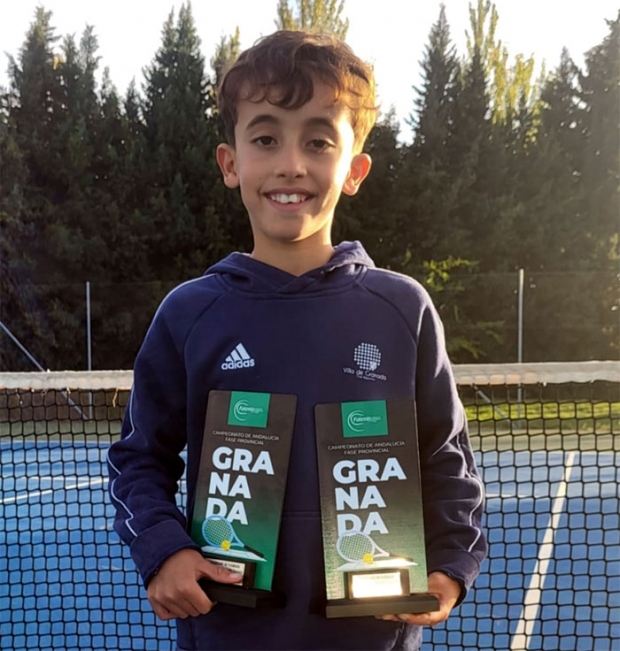 Iván Nievas con los trofeos como vencedor en categoría individual y dobles 