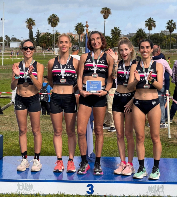 Atletas del equipo femenino del Run Run Data en el podio de Jerez