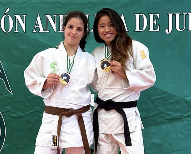 Julia Ye Díaz y Ana García Pineau con las medallas en el Campeonato de Andalucía (CLUB BARANSU)