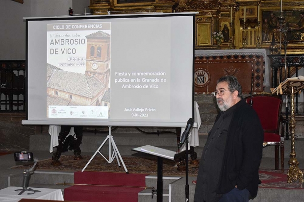 El historiador José Vallejo durante su conferencia en la Iglesia de la Encarnación.