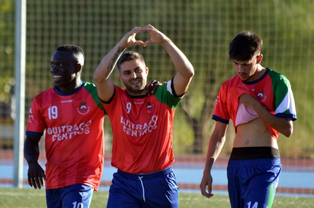 Edgar, que celebra un gol, no podrá jugar este domingo ante el Granada United B (J. PALMA)