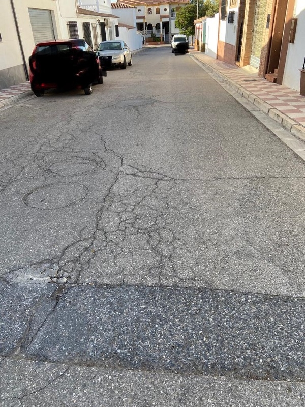 Una de las calles parcheadas de El Chaparral 