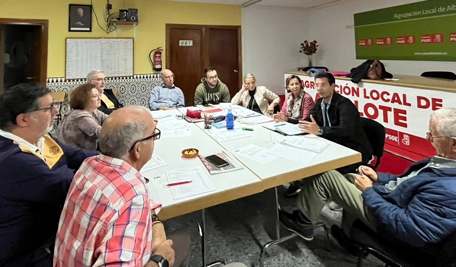 Reunión de los militantes del PSOE en su sede local 