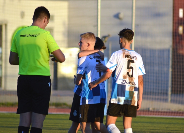 Los jugadores del Español Albolote de Segunda Andaluza celebran uno de los goles ante el At. Zubia (J. PALMA)