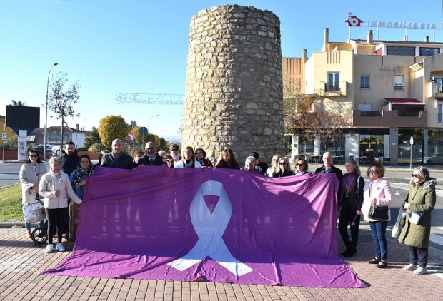 El alcalde, miembros de la corporación y la asociación AMEFA posan con la bandera de la igualdad 