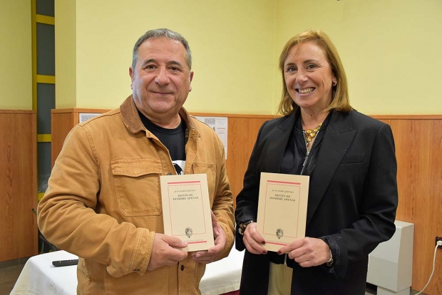 Juan María Jiménez y la concejala de Cultura, Eugenia Rodríguez-Bailón en la presentación del poemario.