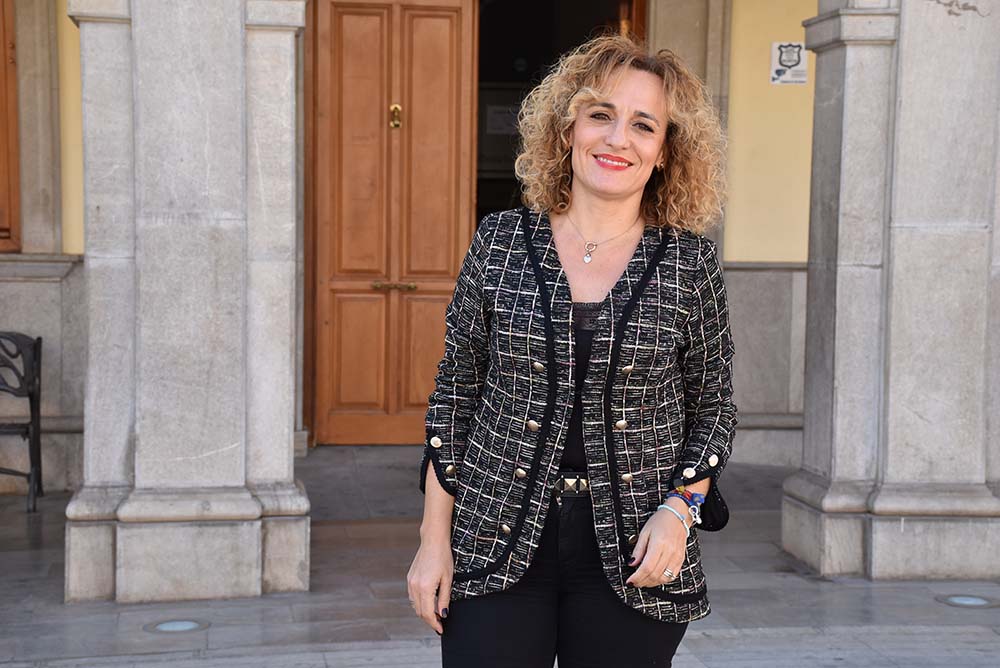 Marta Nievas posa para esta entrevista a las puertas del Ayuntamiento de Albolote.
