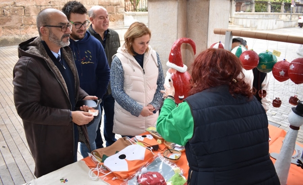 El alcalde, Salustiano Ureña, compra uno de los objetos decorativos del mercadillo navideño 