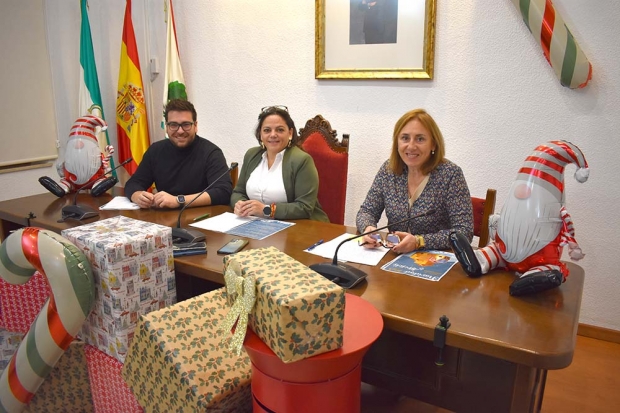 Concejales del Ayuntamiento presentan el programa navideño. Abajo, el árbol gigante y el lema de la Navidad.