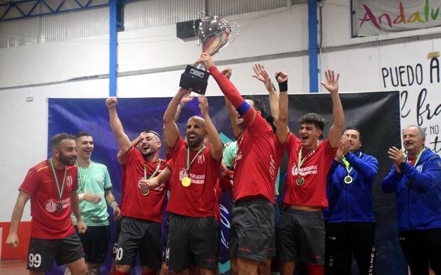 Los jugadores y cuerpo técnico del Albolote Herogra levantan la Copa RFAF (ALBOLOTE FUTSAL)