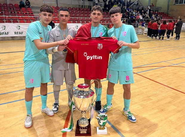  Antonio Calvo, Daniel Gálvez, Carlos Valladares y Raúl Muñoz, de izquierda a derecha, con la copa de campeones (ALBOLOTE FUTSAL)