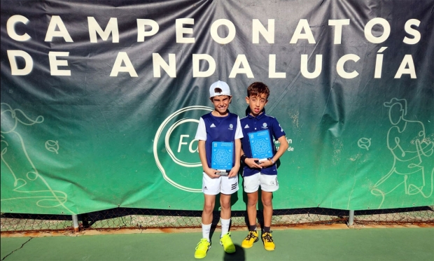 Dylan Román, a la izquierda, junto a Iván Nievas en el Campeonato de Andalucía de Tenis