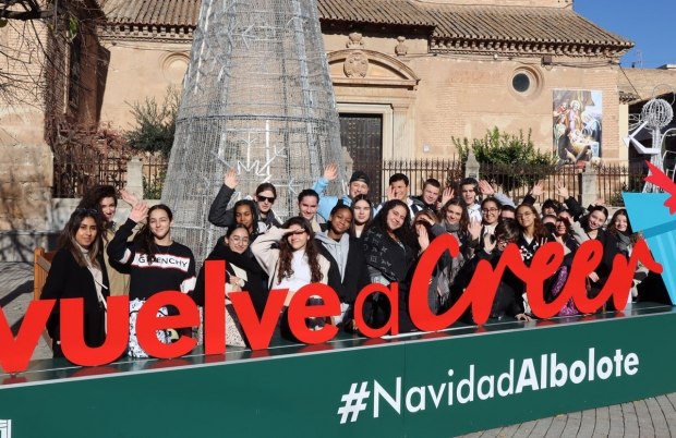 El grupo de alumnado francés y sus profesoras posan juntos en el fotocol navideño de la plaza del Ayuntamiento de Albolote. 