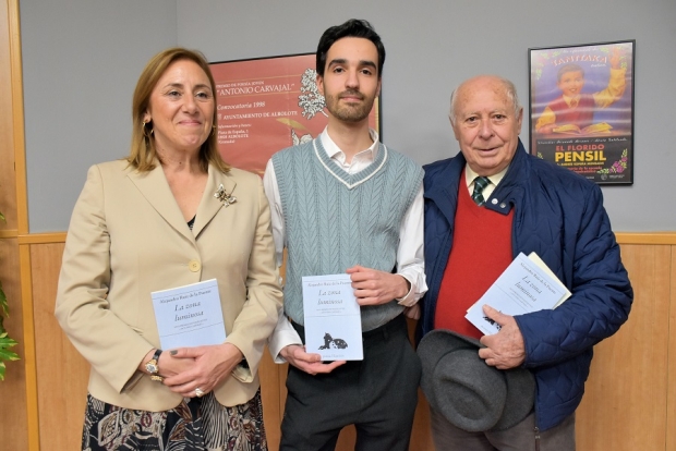 El ganador de esta edición junto a Antonio Carvajal y a la concejal de Cultura, Eugenia Rodríguez Bailón