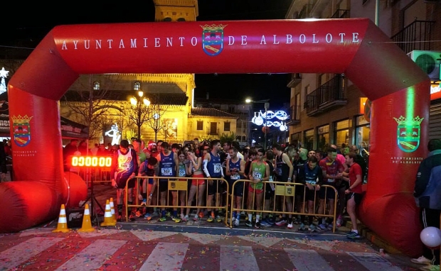 Los corredores aguardan la salida a la prueba en la Plaza de España