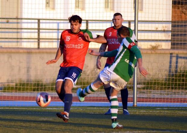 Una acción del encuentro entre el CF Imperio y CD Iznalloz (J. PALMA)