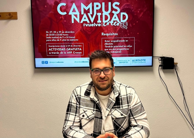 Juan José Martínez, concejal de Deportes, junto al cartel del Campus Navideño