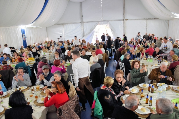 Comida de mayores en la carpa municipal 