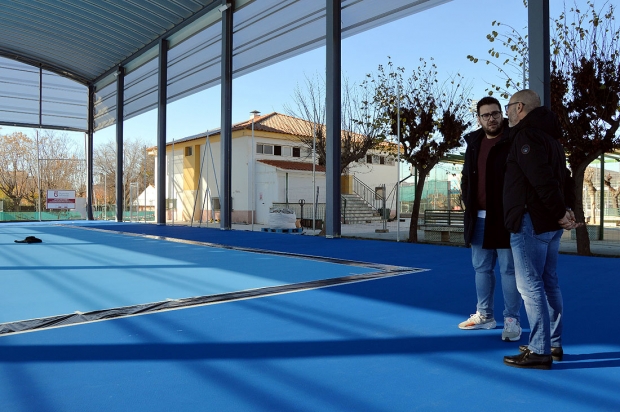 Salustiano Ureña junto a Juan José Martínez en una visita a la nueva pista cubierta (J. PALMA)