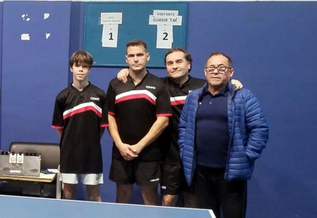 Miguel Rafa, a la derecha, junto a los integrantes del equipo alboloteño