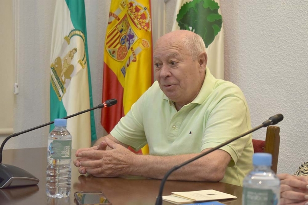 El poeta Antonio Carvajal durante un acto en el Ayuntamiento de Albolote el pasado mes de septiembre.