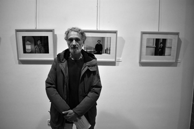 Juanmi García posa en la muestra de Albolote junto algunas de sus fotografías. Abajo, la concejala, Ingrid Pérez, durante la inauguración de la exposición.