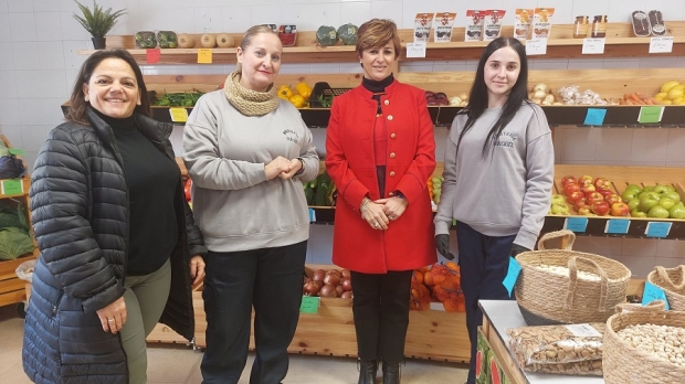 Las concejalas Ingrid Pérez y Rosario Ramírez, junto a las dueñas de la frutería Raquel 