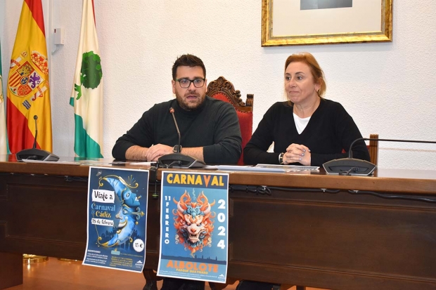 Los concejales, Juanjo Martínez y Eugenia Rodríguez-Bailón durante la presentación del carnaval 2024.