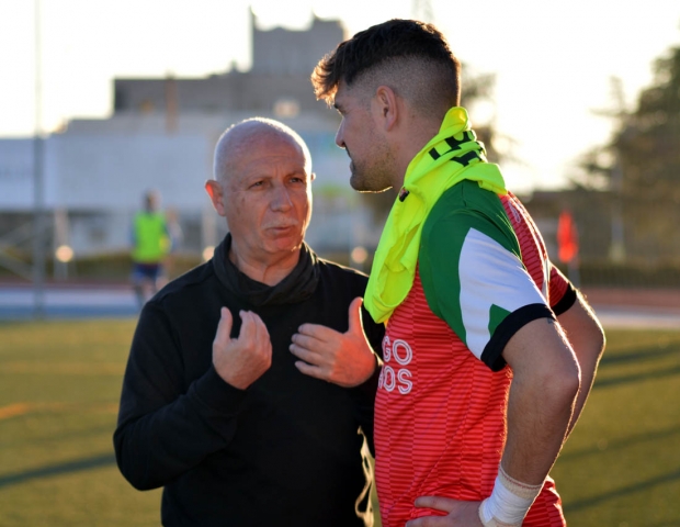 Miguel Álvarez, entrenador del CF Imperio, dialoga con un jugador (J. PALMA)