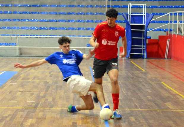 Un jugador de la UD Maracena intenta frenar una acción de ataque local (J. PALMA)