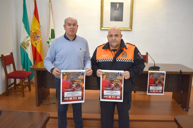 El concejal, José Miguel Rodríguez y el jefe de PC, David Rama, muestran el cartel de la jornada.