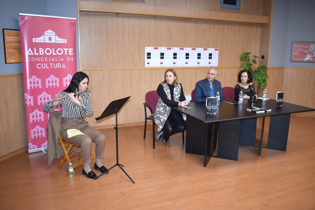 Un momento del acto de presentación de Tiempo Roto, de Francisco Javier Triviño, en el centro de la mesa.