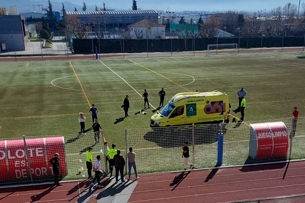 Momento en el que la ambulancia llega al campo municipal de fútbol de Albolote (GRANADAENJUEGO.COM)