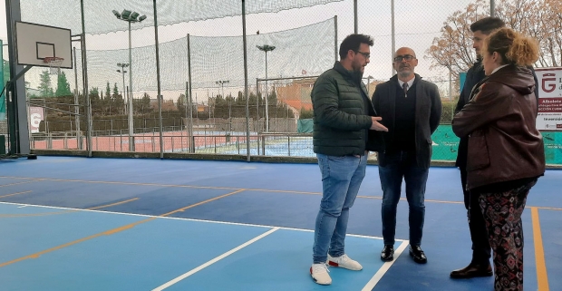 El concejal de Deportes, Juan José Martinez, explica las características de la nueva instalacion (J. PALMA)