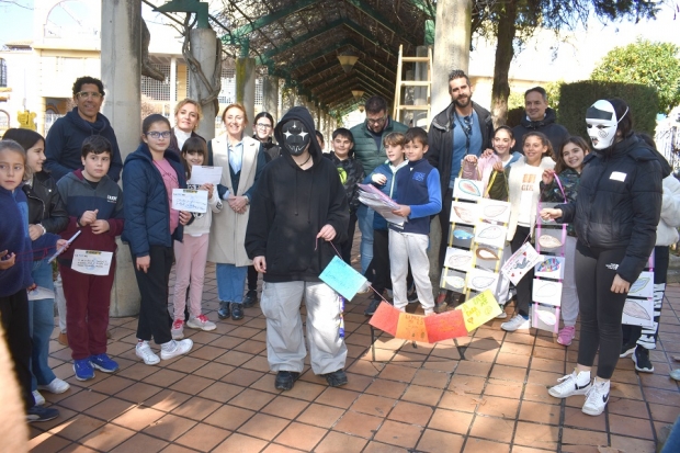 Alumnado, profesores y concejales en el parque de Guaynabo celebrando el día escolar de la no violencia y la paz 