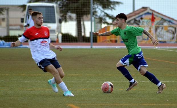 Dámaso, jugador del CF Imperio, en una acción del encuentro ante el Jayena (J. PALMA)