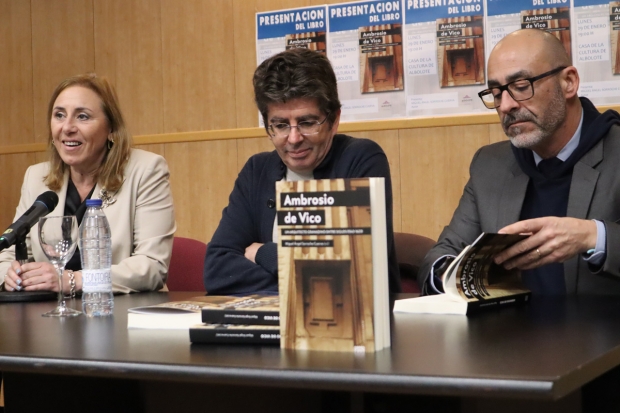 Un momento de la presentacion del libro con Sorrroche flanqueado por la concejala de Cultura, Eugenia Rodríguez, y el alcalde, Salustiano Ureña.