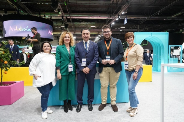 El presidente d ela Diputación junto a varios concejales del PP en Fitur 